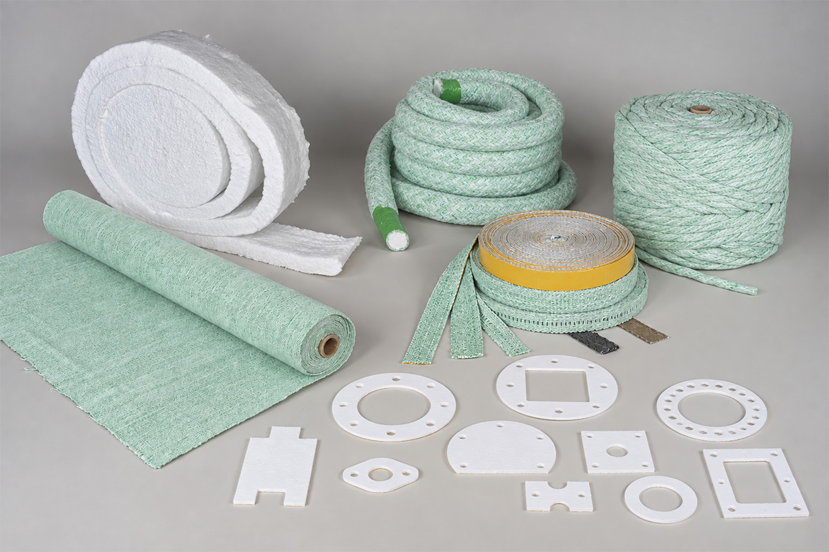 KI-bearbeitet: Verschiedene Hochtemperatur Isolierprodukte in Weiss und Gruen aus Keramikfasern