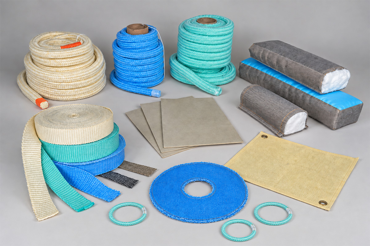 KI-bearbeitet: Hitzebestaendige Isoliermaterialien aus Seilen Baendern und Matten in Blau und Beige